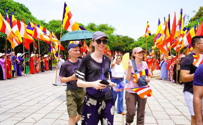 Hàng ngàn người đội nắng cung rước xá lợi Đức Phật về chùa Bái Đính- Ảnh 9. Hàng ngàn người đội nắng cung rước xá lợi Đức Phật về chùa Bái Đính- Ảnh 9.