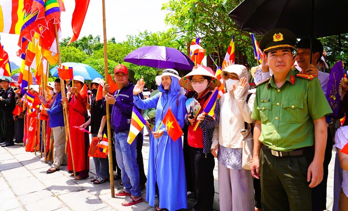 Hàng ngàn người đội nắng cung rước xá lợi Đức Phật về chùa Bái Đính- Ảnh 7. Hàng ngàn người đội nắng cung rước xá lợi Đức Phật về chùa Bái Đính- Ảnh 7.