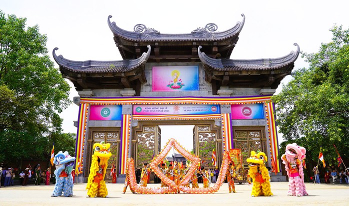 Hàng ngàn người đội nắng cung rước xá lợi Đức Phật về chùa Bái Đính- Ảnh 5. Hàng ngàn người đội nắng cung rước xá lợi Đức Phật về chùa Bái Đính- Ảnh 5.
