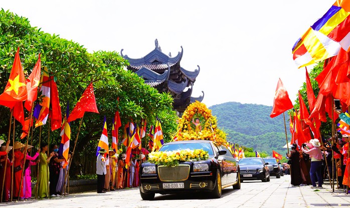 Hàng ngàn người đội nắng cung rước xá lợi Đức Phật về chùa Bái Đính- Ảnh 2. Hàng ngàn người đội nắng cung rước xá lợi Đức Phật về chùa Bái Đính- Ảnh 2.
