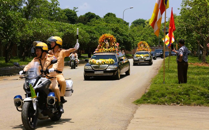 Hàng ngàn người đội nắng cung rước xá lợi Đức Phật về chùa Bái Đính- Ảnh 3. Hàng ngàn người đội nắng cung rước xá lợi Đức Phật về chùa Bái Đính- Ảnh 3.