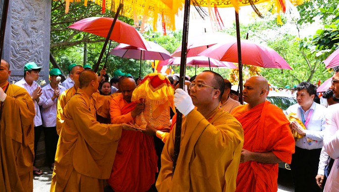 Hàng ngàn người đội nắng cung rước xá lợi Đức Phật về chùa Bái Đính- Ảnh 1. Hàng ngàn người đội nắng cung rước xá lợi Đức Phật về chùa Bái Đính- Ảnh 1.