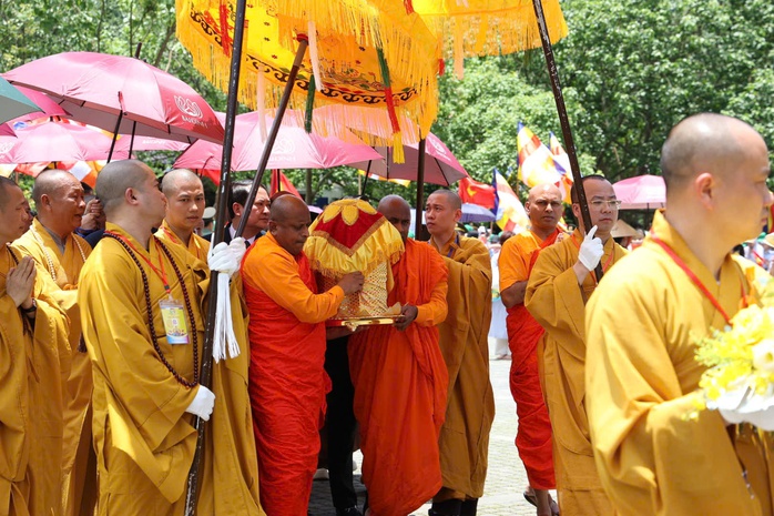 Hàng ngàn người đội nắng cung rước xá lợi Đức Phật về chùa Bái Đính- Ảnh 4. Hàng ngàn người đội nắng cung rước xá lợi Đức Phật về chùa Bái Đính- Ảnh 4.