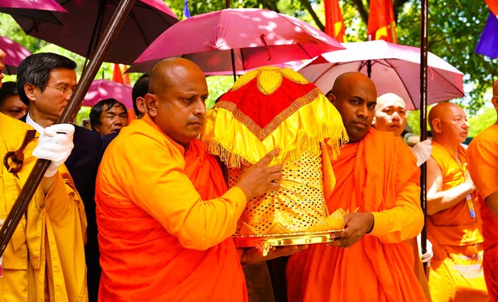 Hàng ngàn người đội nắng cung rước xá lợi Đức Phật về chùa Bái Đính- Ảnh 10. Hàng ngàn người đội nắng cung rước xá lợi Đức Phật về chùa Bái Đính- Ảnh 10.