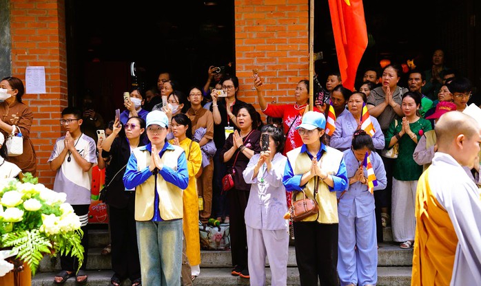 Hàng ngàn người đội nắng cung rước xá lợi Đức Phật về chùa Bái Đính- Ảnh 8. Hàng ngàn người đội nắng cung rước xá lợi Đức Phật về chùa Bái Đính- Ảnh 8.