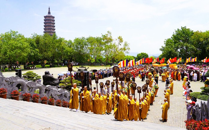 Hàng ngàn người đội nắng cung rước xá lợi Đức Phật về chùa Bái Đính- Ảnh 12. Hàng ngàn người đội nắng cung rước xá lợi Đức Phật về chùa Bái Đính- Ảnh 12.