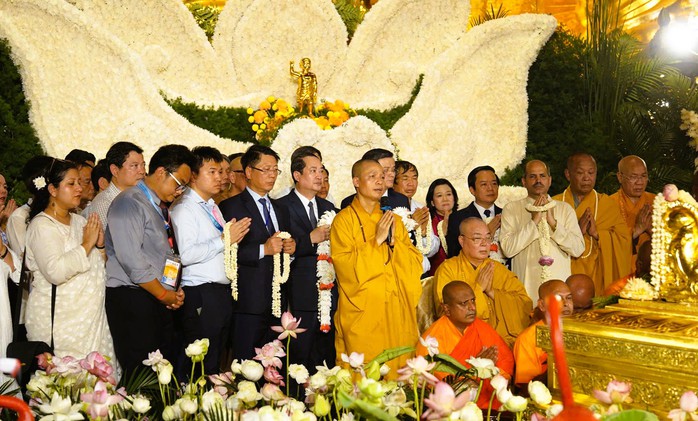 Hàng ngàn người đội nắng cung rước xá lợi Đức Phật về chùa Bái Đính- Ảnh 15. Hàng ngàn người đội nắng cung rước xá lợi Đức Phật về chùa Bái Đính- Ảnh 15.