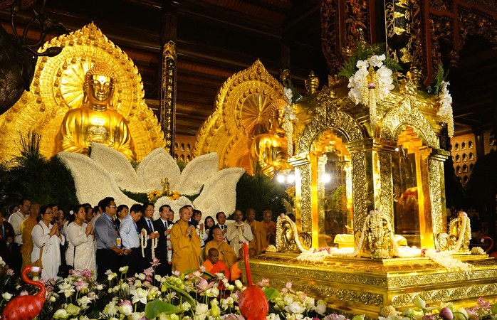 Hàng ngàn người đội nắng cung rước xá lợi Đức Phật về chùa Bái Đính- Ảnh 14. Hàng ngàn người đội nắng cung rước xá lợi Đức Phật về chùa Bái Đính- Ảnh 14.