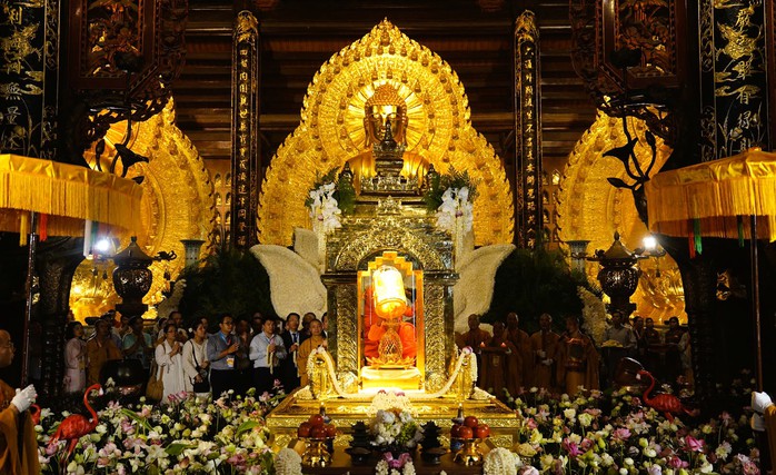 Hàng ngàn người đội nắng cung rước xá lợi Đức Phật về chùa Bái Đính- Ảnh 13. Hàng ngàn người đội nắng cung rước xá lợi Đức Phật về chùa Bái Đính- Ảnh 13.