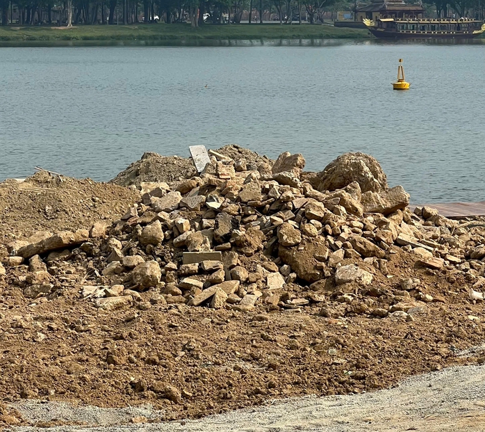 Dùng đất đồi san lấp dự án sao lẫn gạch vỉa hè, rác thải, bê tông?- Ảnh 3. Dùng đất đồi san lấp dự án sao lẫn gạch vỉa hè, rác thải, bê tông?- Ảnh 3.