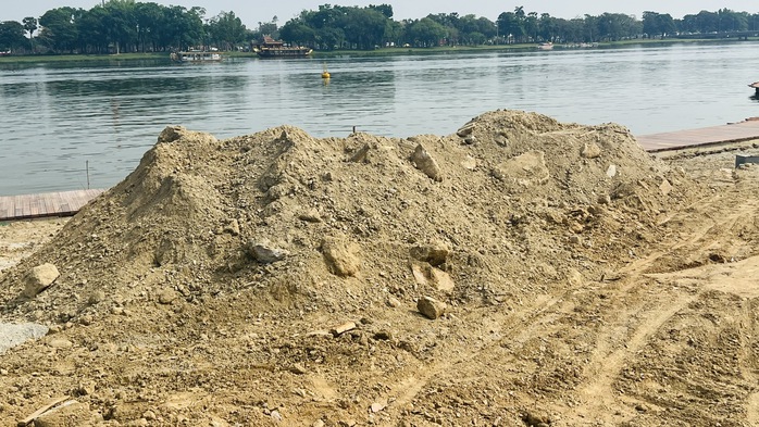 Dùng đất đồi san lấp dự án sao lẫn gạch vỉa hè, rác thải, bê tông?- Ảnh 4. Dùng đất đồi san lấp dự án sao lẫn gạch vỉa hè, rác thải, bê tông?- Ảnh 4.