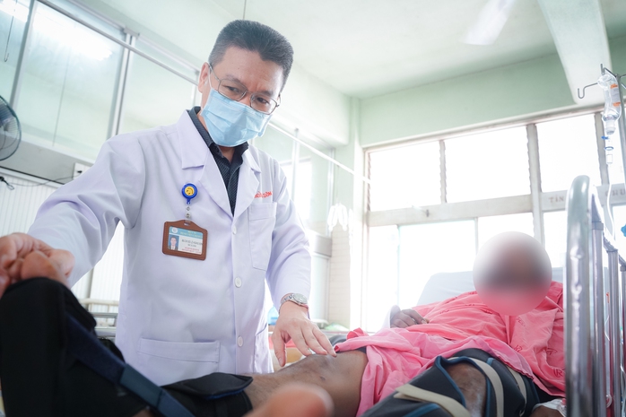 Sức khoẻ nạn nhân vụ cháy giàn khoan dầu ở Cà Mau ra sao?- Ảnh 1. Sức khoẻ nạn nhân vụ cháy giàn khoan dầu ở Cà Mau ra sao?- Ảnh 1.