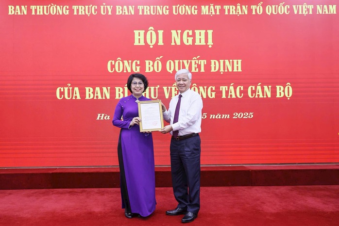 Trao quyết định nghỉ hưu trước tuổi đối với bà Tô Thị Bích Châu- Ảnh 1. Trao quyết định nghỉ hưu trước tuổi đối với bà Tô Thị Bích Châu- Ảnh 1.