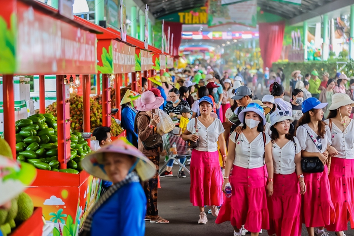 Livestream bán hàng nông sản tại Lễ hội trái cây Nam Bộ 2025- Ảnh 4. Livestream bán hàng nông sản tại Lễ hội trái cây Nam Bộ 2025- Ảnh 4.