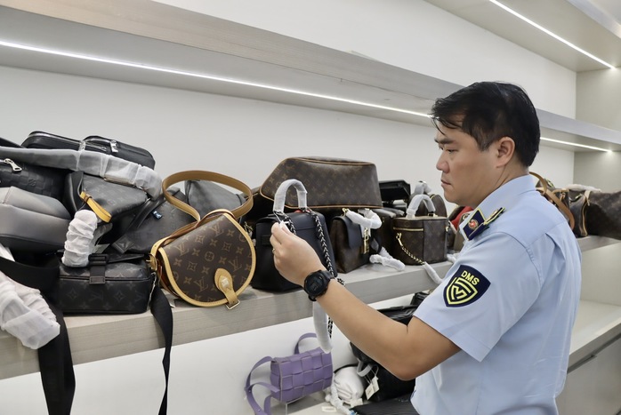 Ngang nhiên bán hàng hiệu giả ở các tuyến phố du lịch trung tâm TP Đà Nẵng- Ảnh 3. Ngang nhiên bán hàng hiệu giả ở các tuyến phố du lịch trung tâm TP Đà Nẵng- Ảnh 3.