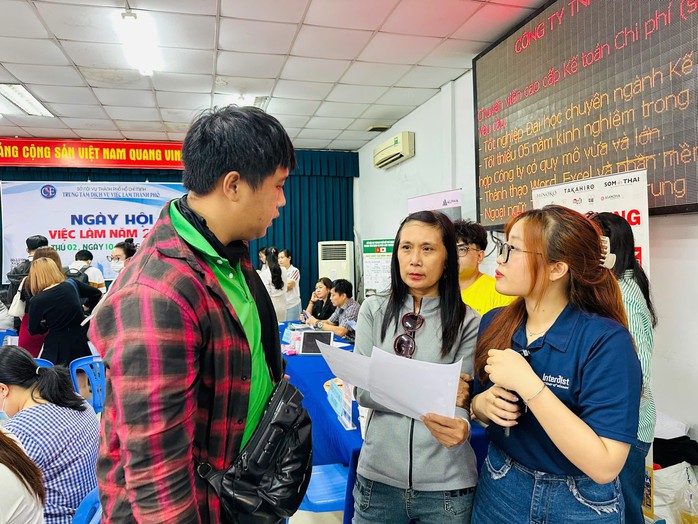 Nên cho người lao động đơn phương chấm dứt hợp đồng trái luật được hưởng trợ cấp thất nghiệp - Ảnh 1.