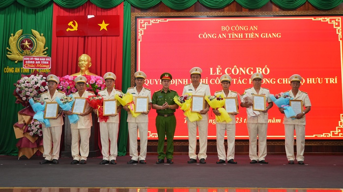 189 cán bộ, chiến sĩ của Công an An Giang và Tiền Giang nghỉ hưu theo nguyện vọng - Ảnh 4.