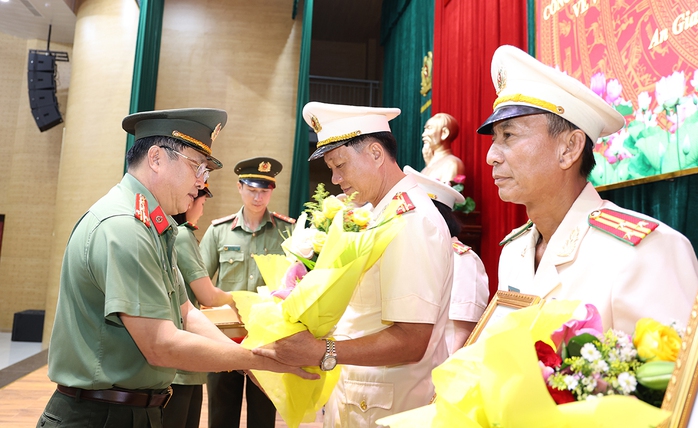 189 cán bộ, chiến sĩ của Công an An Giang và Tiền Giang nghỉ hưu theo nguyện vọng - Ảnh 1.