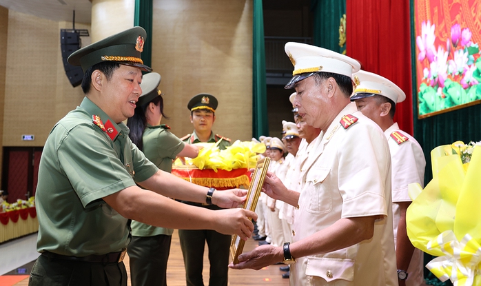 189 cán bộ, chiến sĩ của Công an An Giang và Tiền Giang nghỉ hưu theo nguyện vọng - Ảnh 2.