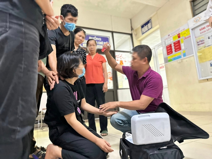 Vợ quỳ gối tiễn biệt các tạng của chồng mình lên đường đến hồi sinh nơi khác - Ảnh 1.