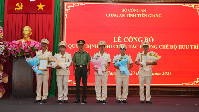 189 cán bộ, chiến sĩ của Công an An Giang và Tiền Giang nghỉ hưu theo nguyện vọng - Ảnh 3.