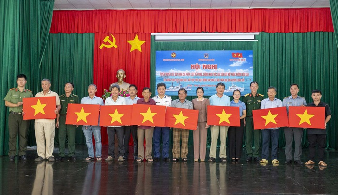 Tiếp sức cho ngư dân vươn khơi bám biển- Ảnh 3. Tiếp sức cho ngư dân vươn khơi bám biển- Ảnh 3.
