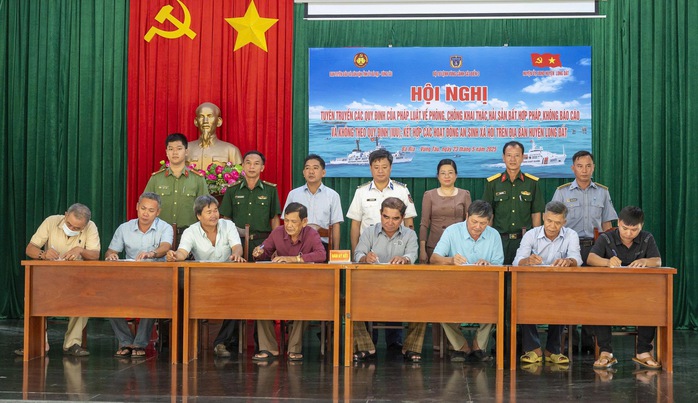 Tiếp sức cho ngư dân vươn khơi bám biển- Ảnh 1. Tiếp sức cho ngư dân vươn khơi bám biển- Ảnh 1.