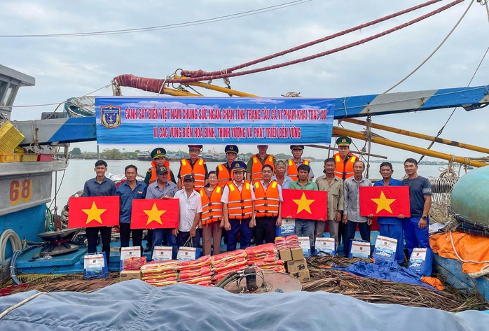 Tiếp sức cho ngư dân vươn khơi bám biển- Ảnh 4. Tiếp sức cho ngư dân vươn khơi bám biển- Ảnh 4.