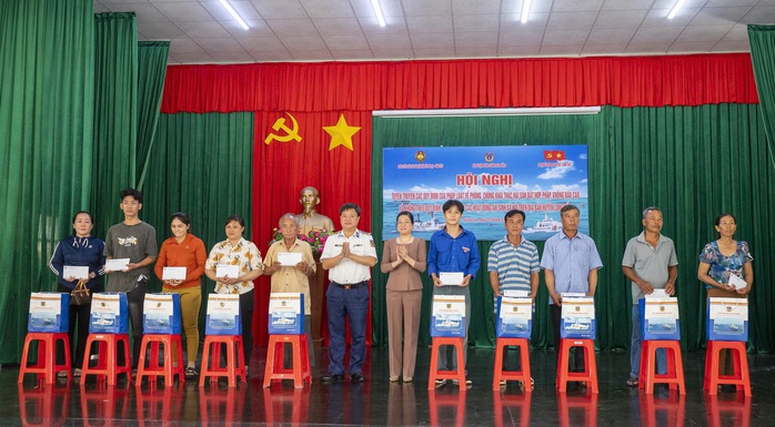 Tiếp sức cho ngư dân vươn khơi bám biển- Ảnh 5. Tiếp sức cho ngư dân vươn khơi bám biển- Ảnh 5.