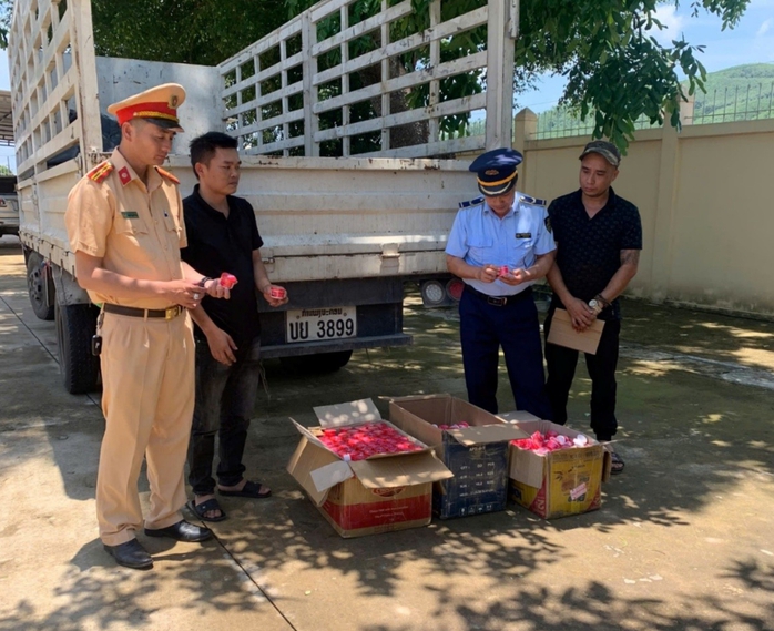 1.240 hộp mỹ phẩm không rõ nguồn gốc trên xe ô tô biển nước ngoài - Ảnh 1.