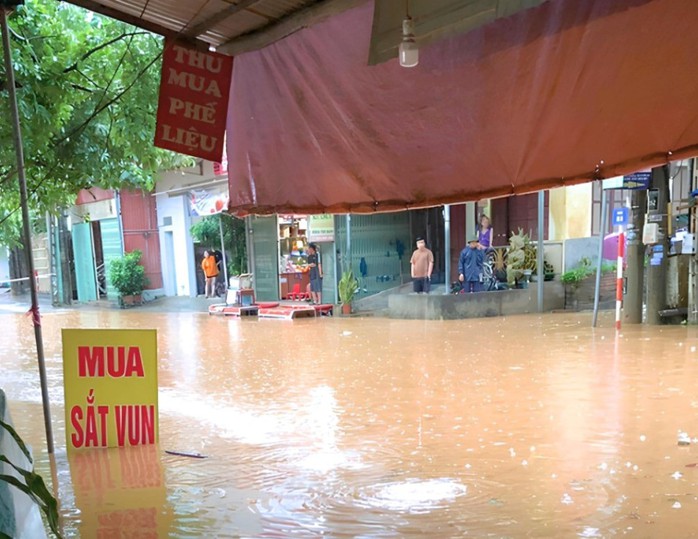 VIDEO: Mưa lớn, đẩy ô tô ngập trong biển nước- Ảnh 3. VIDEO: Mưa lớn, đẩy ô tô ngập trong biển nước- Ảnh 3.