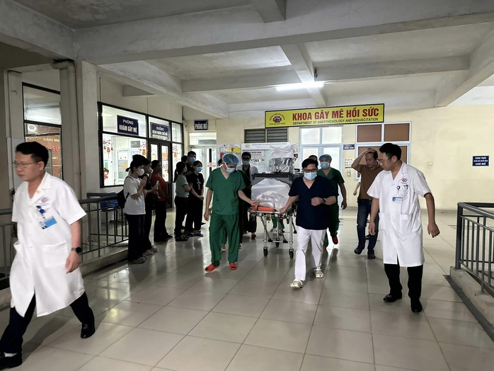 Vợ quỳ gối tiễn biệt các tạng của chồng mình lên đường đến hồi sinh nơi khác - Ảnh 2.