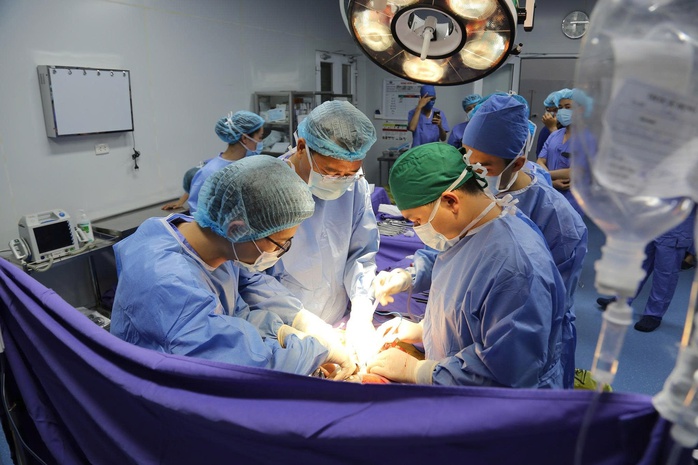 Vợ quỳ gối tiễn biệt các tạng của chồng mình lên đường đến hồi sinh nơi khác - Ảnh 4.
