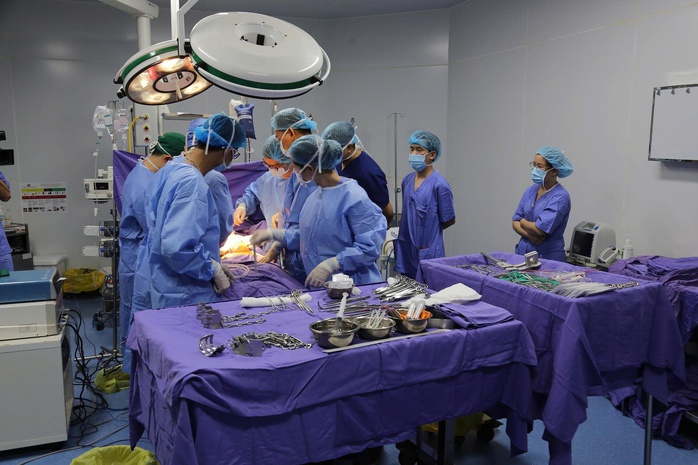 Vợ quỳ gối tiễn biệt các tạng của chồng mình lên đường đến hồi sinh nơi khác - Ảnh 3.