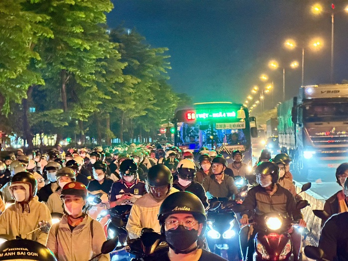 TP Thủ Đức: Đường Võ Nguyên Giáp ken đặc, xe máy nghẹt thở - Ảnh 2.