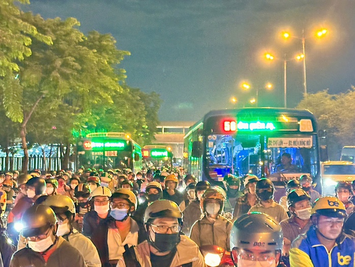 TP Thủ Đức: Đường Võ Nguyên Giáp ken đặc, xe máy nghẹt thở - Ảnh 1.