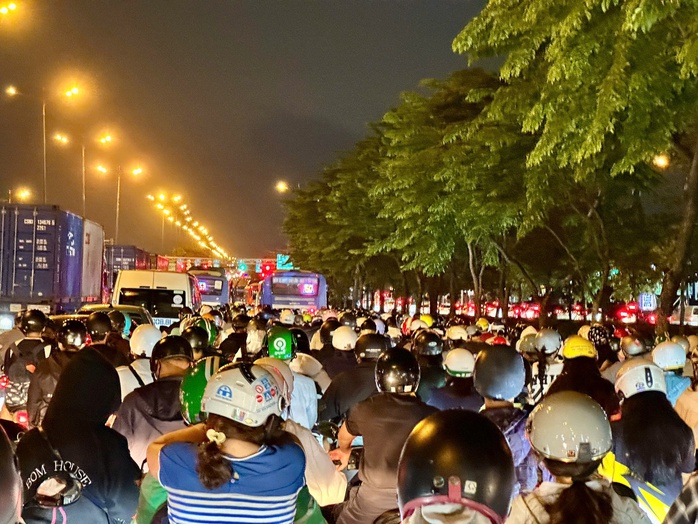 TP Thủ Đức: Đường Võ Nguyên Giáp ken đặc, xe máy nghẹt thở - Ảnh 5.
