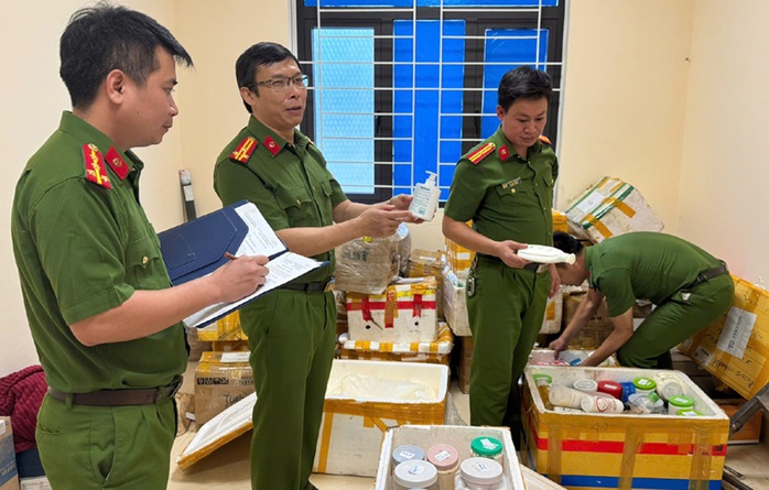 Người phụ nữ ở Thanh Hóa mua nguyên liệu 50.000 đồng/1 kg về "tự chế" mỹ phẩm bán kiếm lời- Ảnh 2. Người phụ nữ ở Thanh Hóa mua nguyên liệu 50.000 đồng/1 kg về "tự chế" mỹ phẩm bán kiếm lời- Ảnh 2.