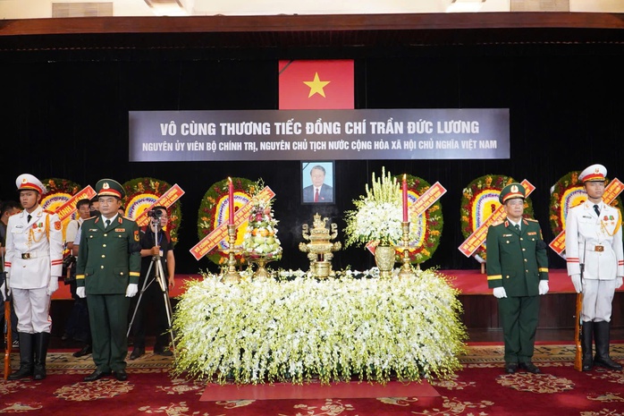 Hình ảnh lễ viếng nguyên Chủ tịch nước Trần Đức Lương tại TP HCM- Ảnh 10. Hình ảnh lễ viếng nguyên Chủ tịch nước Trần Đức Lương tại TP HCM- Ảnh 10.
