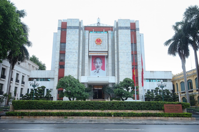 Các tòa nhà đồng loạt treo cờ rủ tưởng niệm nguyên Chủ tịch nước Trần Đức Lương- Ảnh 5. Các tòa nhà đồng loạt treo cờ rủ tưởng niệm nguyên Chủ tịch nước Trần Đức Lương- Ảnh 5.