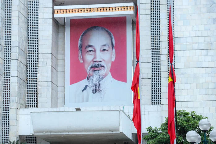 Các tòa nhà đồng loạt treo cờ rủ tưởng niệm nguyên Chủ tịch nước Trần Đức Lương- Ảnh 6. Các tòa nhà đồng loạt treo cờ rủ tưởng niệm nguyên Chủ tịch nước Trần Đức Lương- Ảnh 6.