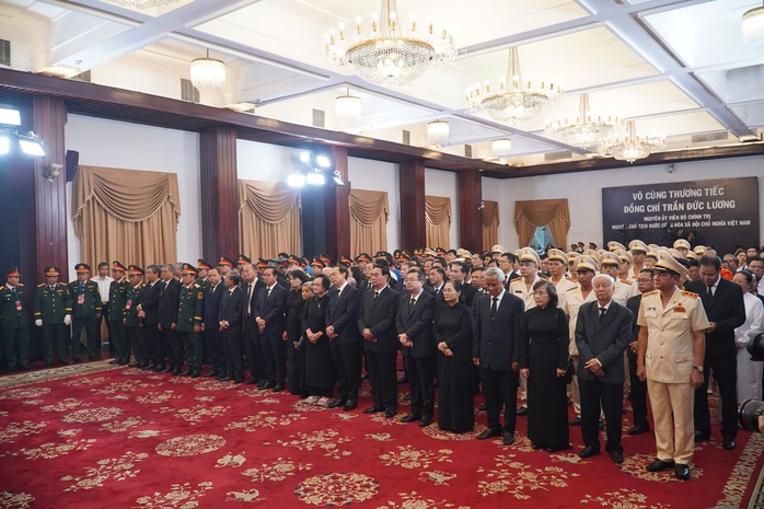 Hình ảnh lễ viếng nguyên Chủ tịch nước Trần Đức Lương tại TP HCM- Ảnh 3. Hình ảnh lễ viếng nguyên Chủ tịch nước Trần Đức Lương tại TP HCM- Ảnh 3.