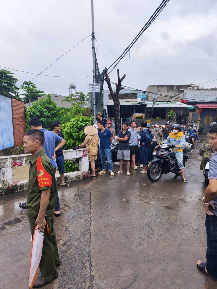 Đang tìm kiếm bé gái 10 tuổi bị nước cuốn trôi, nhiều nơi ở Biên Hòa ngập trong biển nước - Ảnh 1.