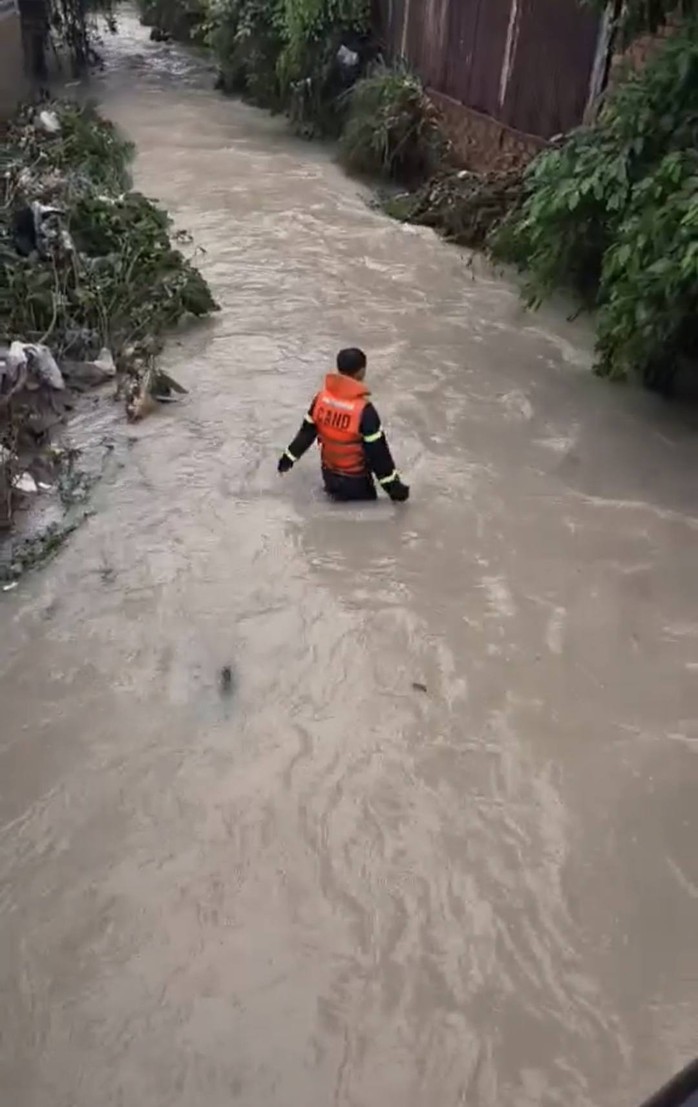 Đang tìm kiếm bé gái 10 tuổi bị nước cuốn trôi, nhiều nơi ở Biên Hòa ngập trong biển nước - Ảnh 2.
