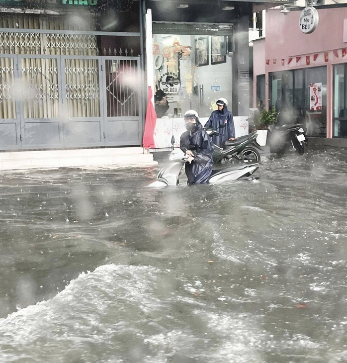 Đang tìm kiếm bé gái 10 tuổi bị nước cuốn trôi, nhiều nơi ở Biên Hòa ngập trong biển nước - Ảnh 3.
