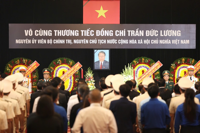 Hình ảnh lễ viếng nguyên Chủ tịch nước Trần Đức Lương tại TP HCM- Ảnh 8. Hình ảnh lễ viếng nguyên Chủ tịch nước Trần Đức Lương tại TP HCM- Ảnh 8.