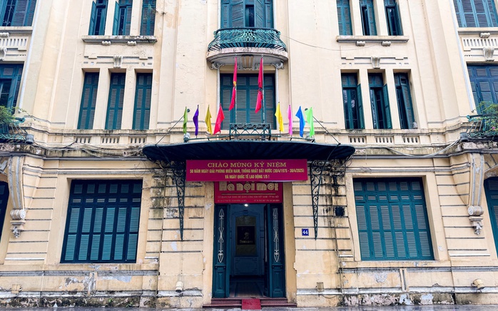 Các tòa nhà đồng loạt treo cờ rủ tưởng niệm nguyên Chủ tịch nước Trần Đức Lương- Ảnh 8. Các tòa nhà đồng loạt treo cờ rủ tưởng niệm nguyên Chủ tịch nước Trần Đức Lương- Ảnh 8.