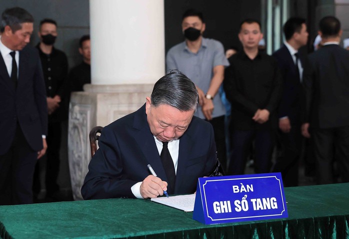 LỄ QUỐC TANG NGUYÊN CHỦ TỊCH NƯỚC TRẦN ĐỨC LƯƠNG: Nhà lãnh đạo hết lòng vì nhân dân - Ảnh 1.