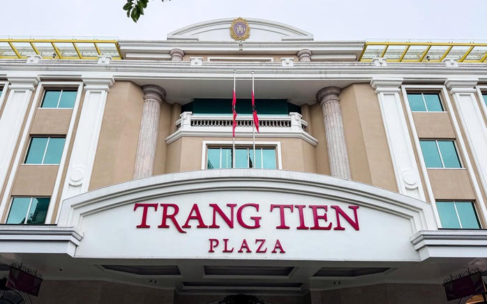Các tòa nhà đồng loạt treo cờ rủ tưởng niệm nguyên Chủ tịch nước Trần Đức Lương- Ảnh 9. Các tòa nhà đồng loạt treo cờ rủ tưởng niệm nguyên Chủ tịch nước Trần Đức Lương- Ảnh 9.