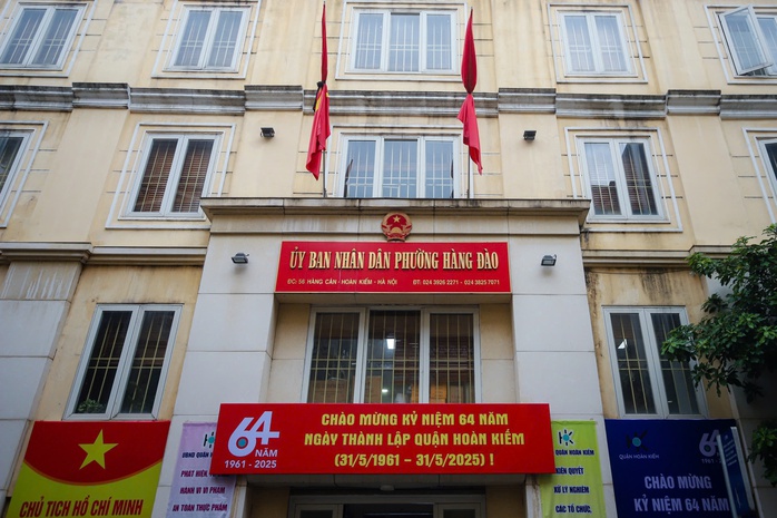 Các tòa nhà đồng loạt treo cờ rủ tưởng niệm nguyên Chủ tịch nước Trần Đức Lương- Ảnh 7. Các tòa nhà đồng loạt treo cờ rủ tưởng niệm nguyên Chủ tịch nước Trần Đức Lương- Ảnh 7.